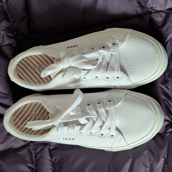 NWOB Taos Size 6 White Canvas Sneakers - Picture 2 of 6